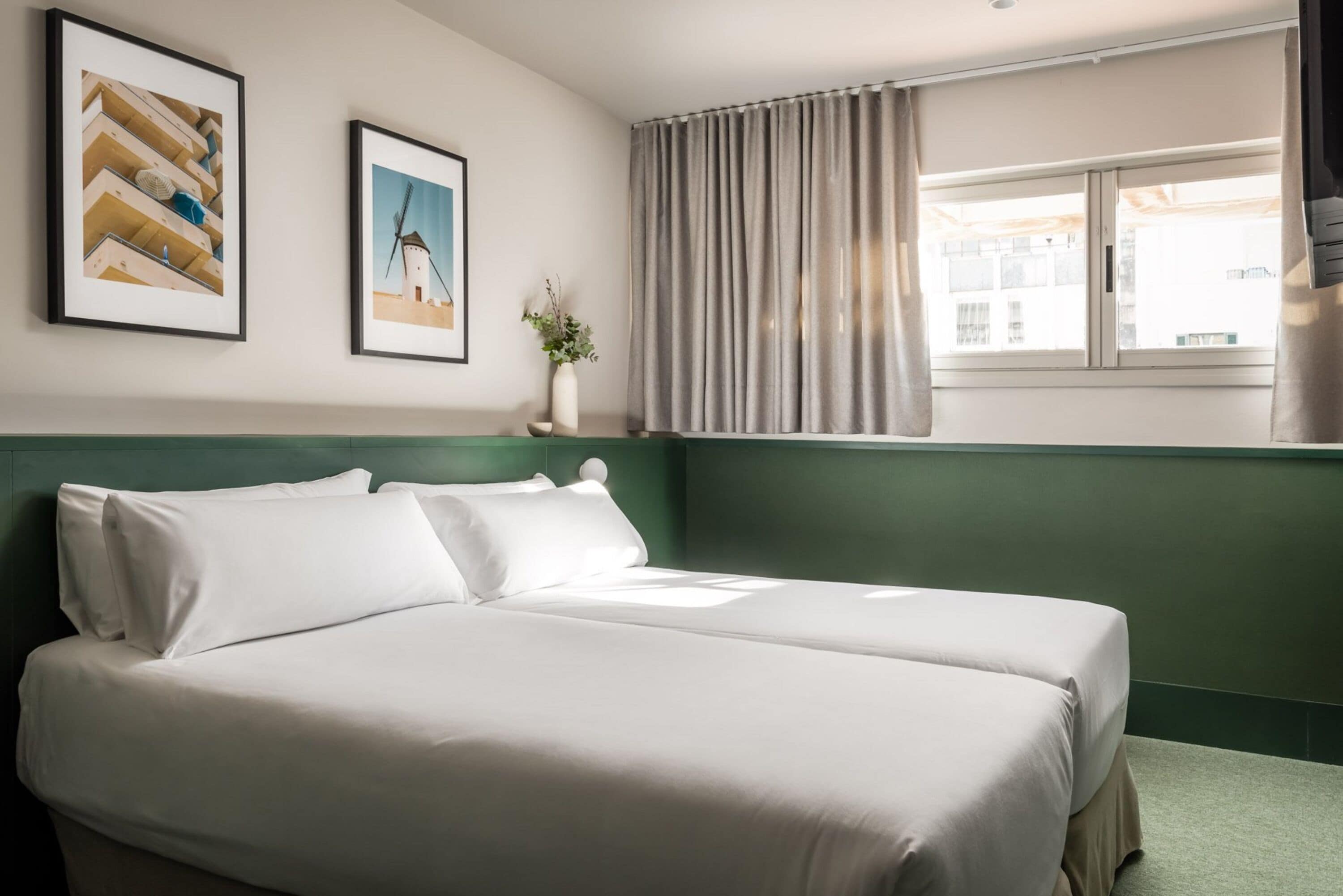 standard twin room | 1 bedroom, minibar, in-room safe, desk