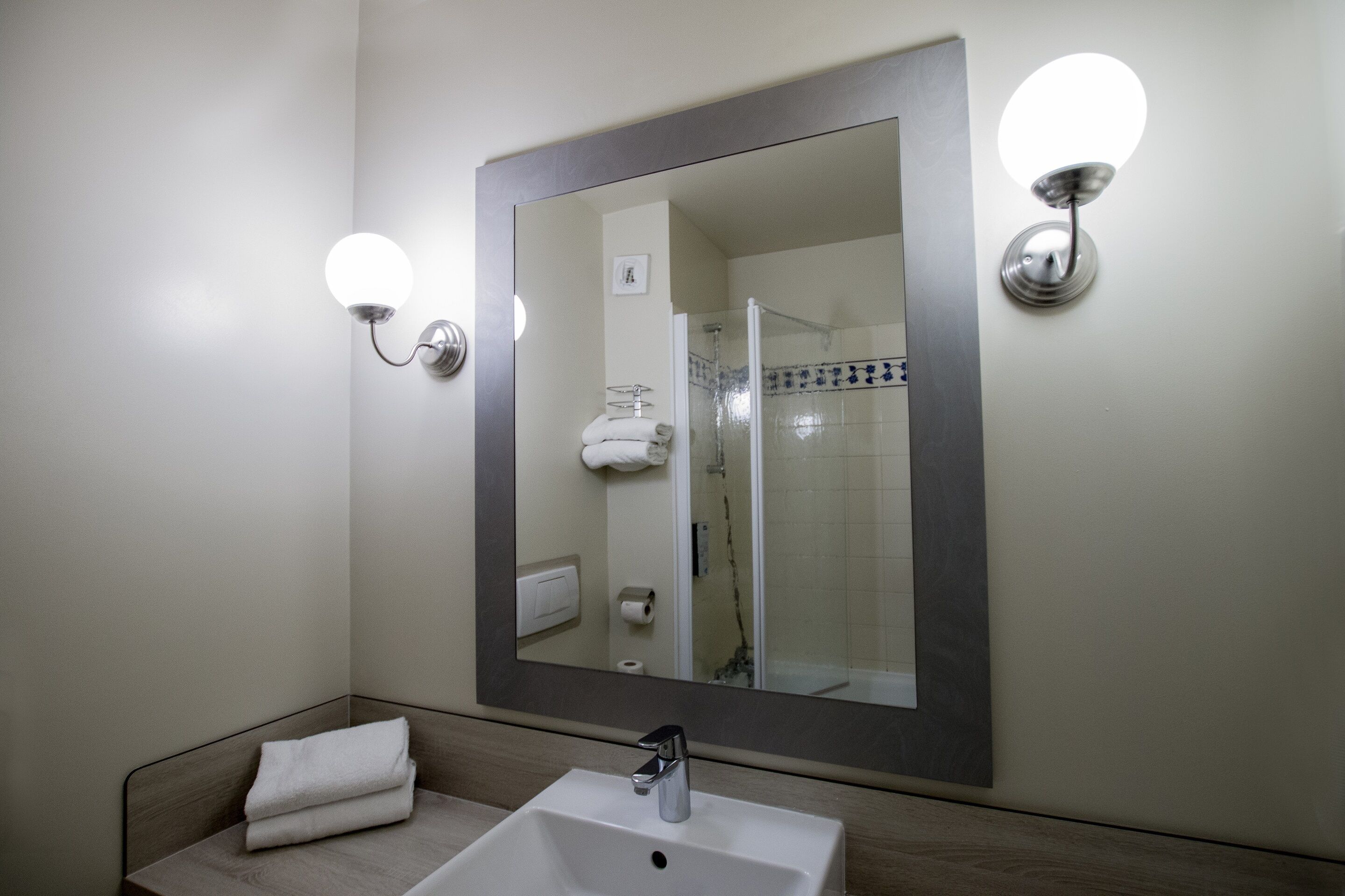 combined shower/bathtub, eco-friendly toiletries, hair dryer