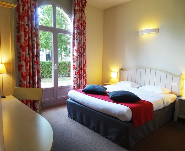 Standard Room, 1 Katil Kelamin (Double) | Peti besi dalam bilik, meja, langsir/tirai gelap terus 