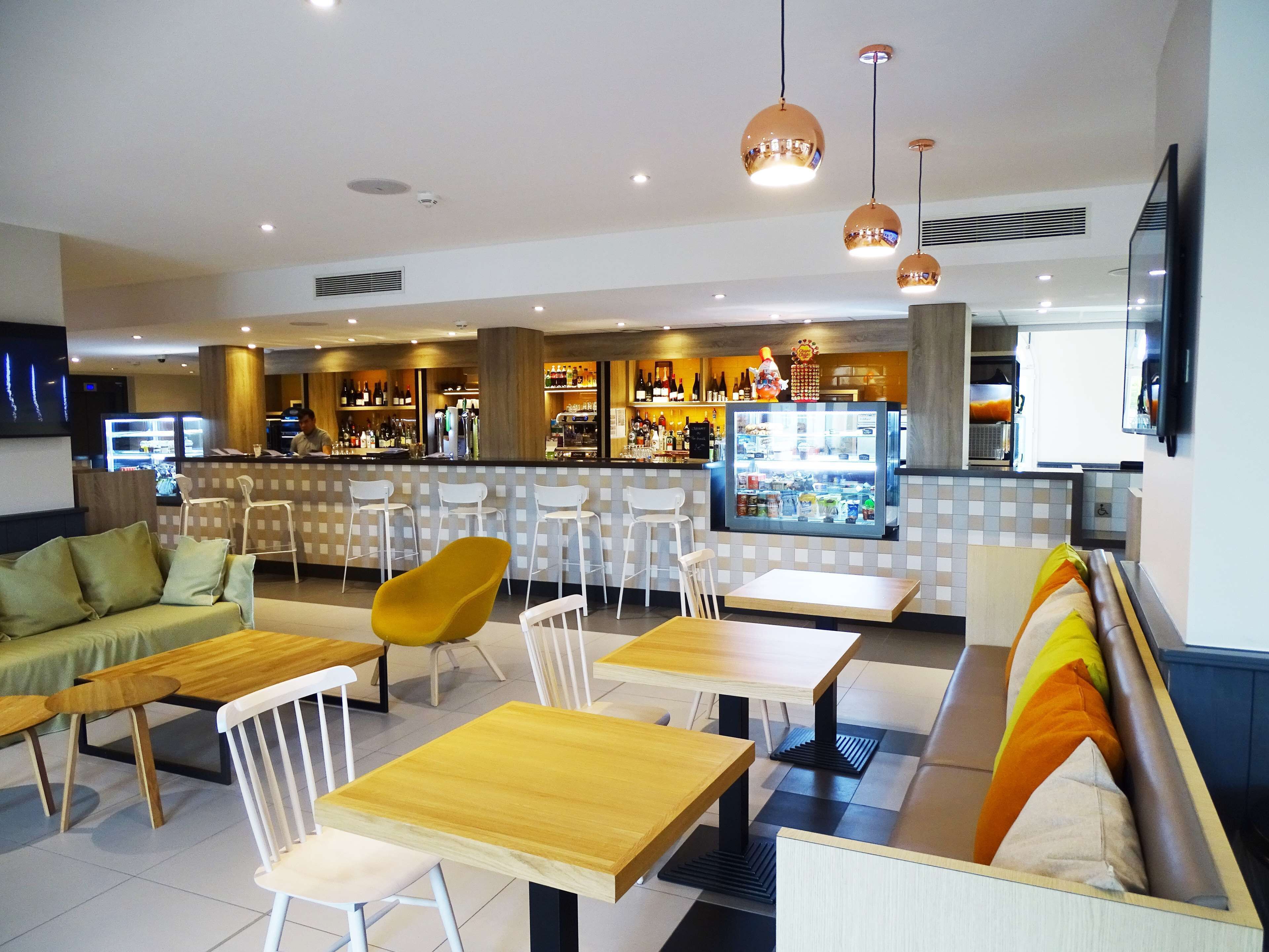 ให้บริการ: อาหารเช้า, อาหารกลางวัน, อาหารเย็น