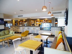 Serves breakfast, lunch, and dinner