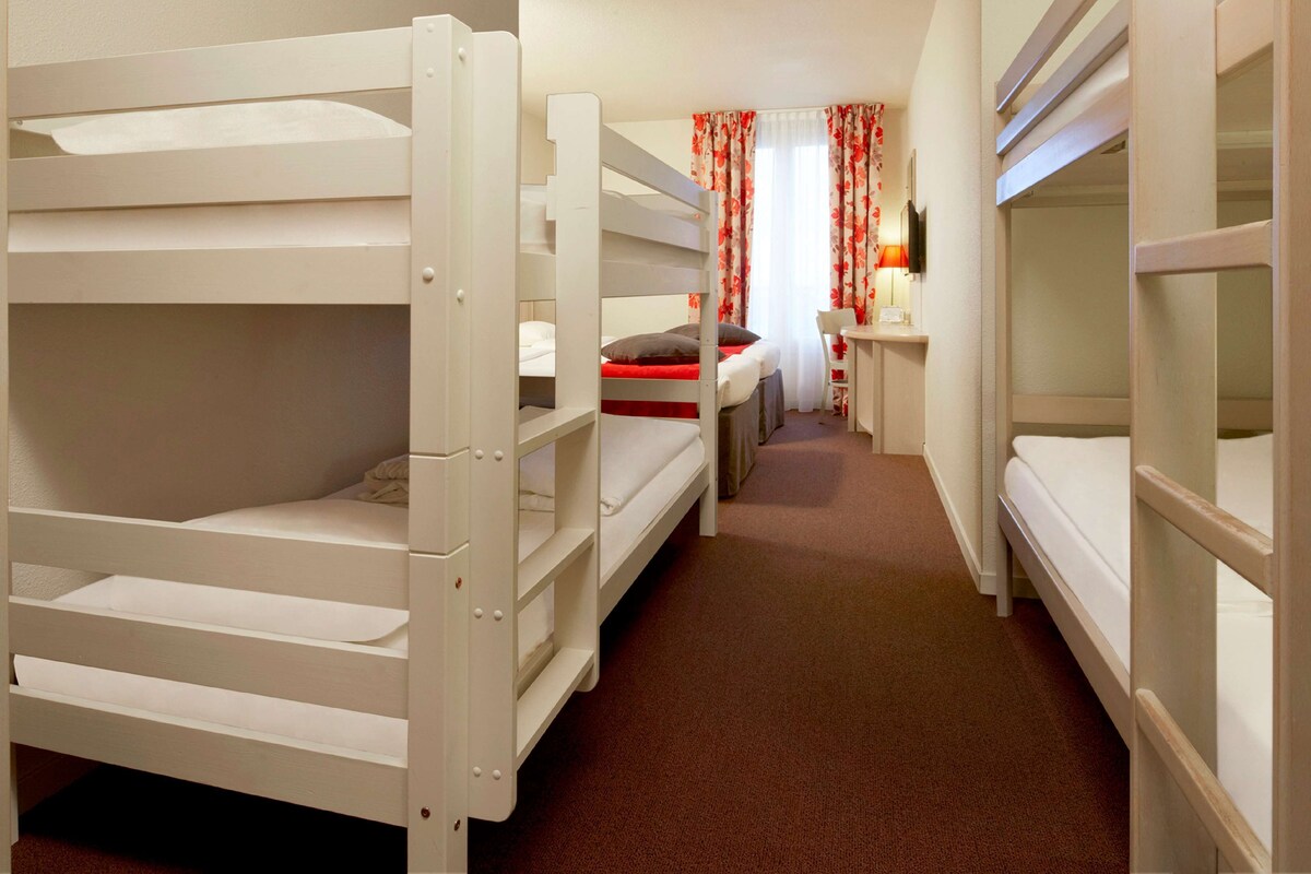 Standard Room - 2 Single Beds 4 Bunkbeds | Safe på rommet, skrivebord, blendingsgardiner og barnesenger (inkludert)