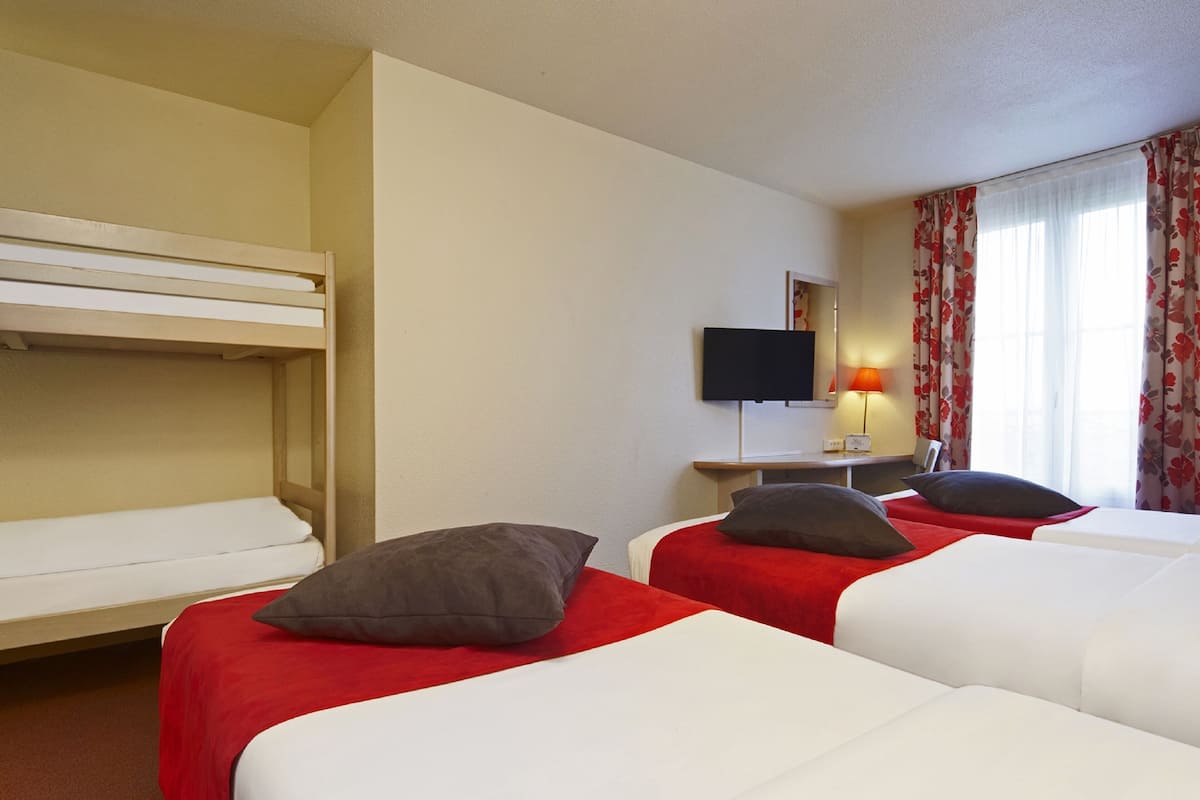 Standard Room, Multiple Beds | In-room safe, desk, blackout drapes, free cribs/infant beds