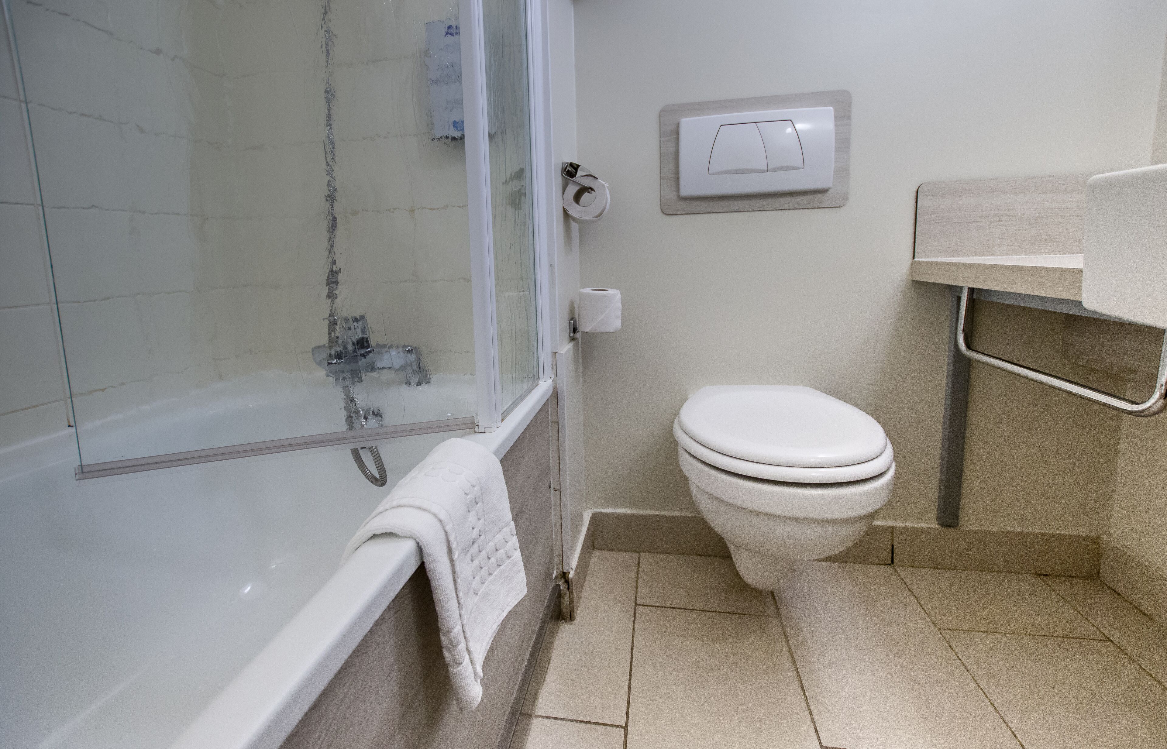 combined shower/bathtub, eco-friendly toiletries, hair dryer