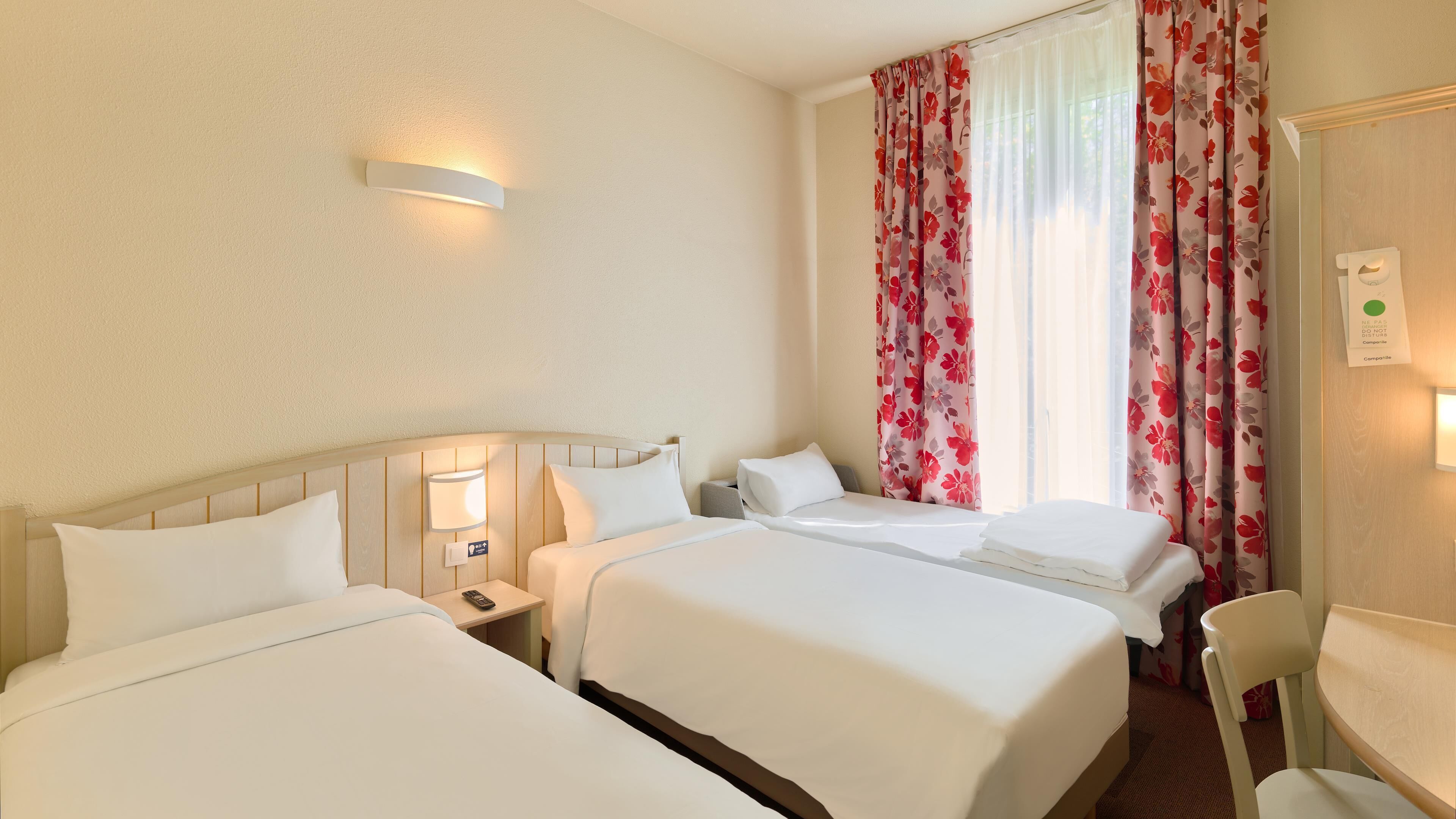 Standard Room - 2 Single Beds 1 Sofa Bed | Coffres-forts dans les chambres, bureau, rideaux occultants