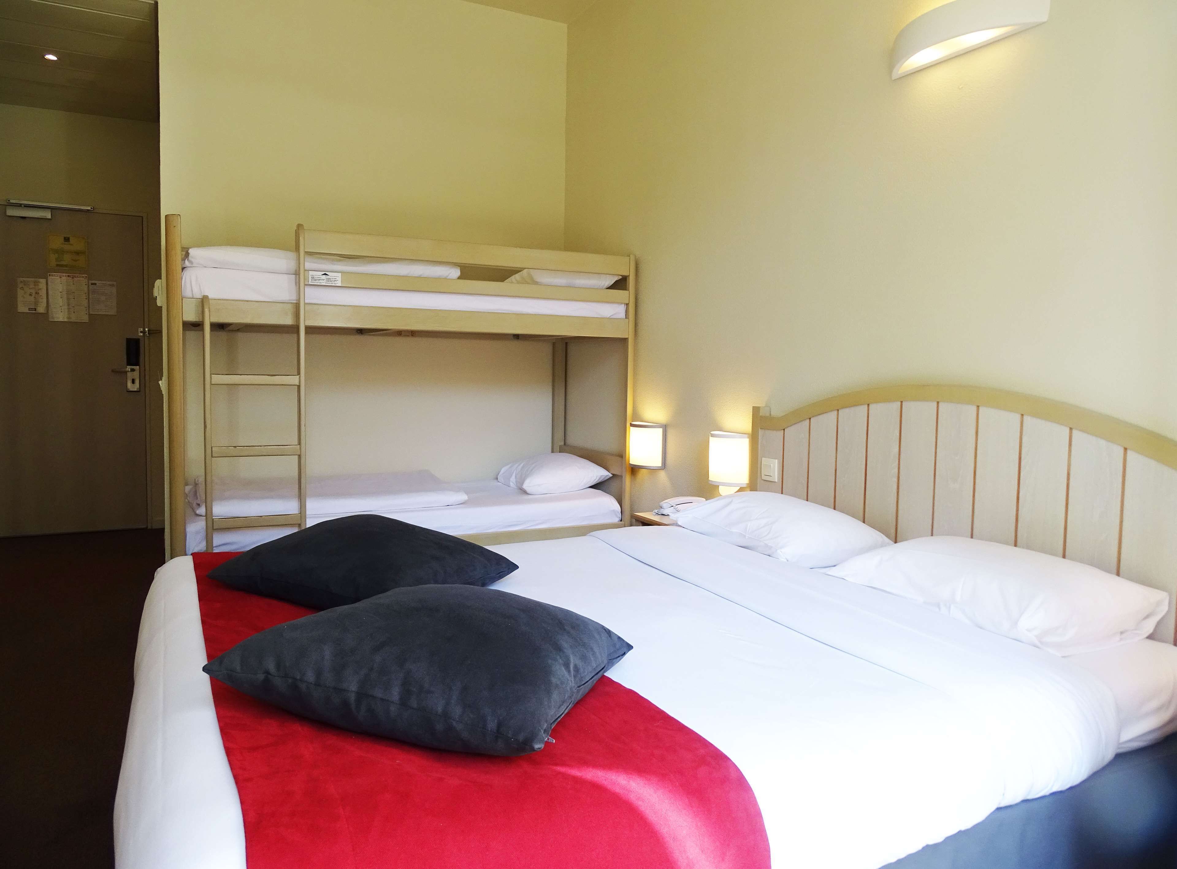 Standard Room - 1 Double Bed 2 Bunkbeds | Caja de seguridad en la habitación, escritorio y cortinas blackout 