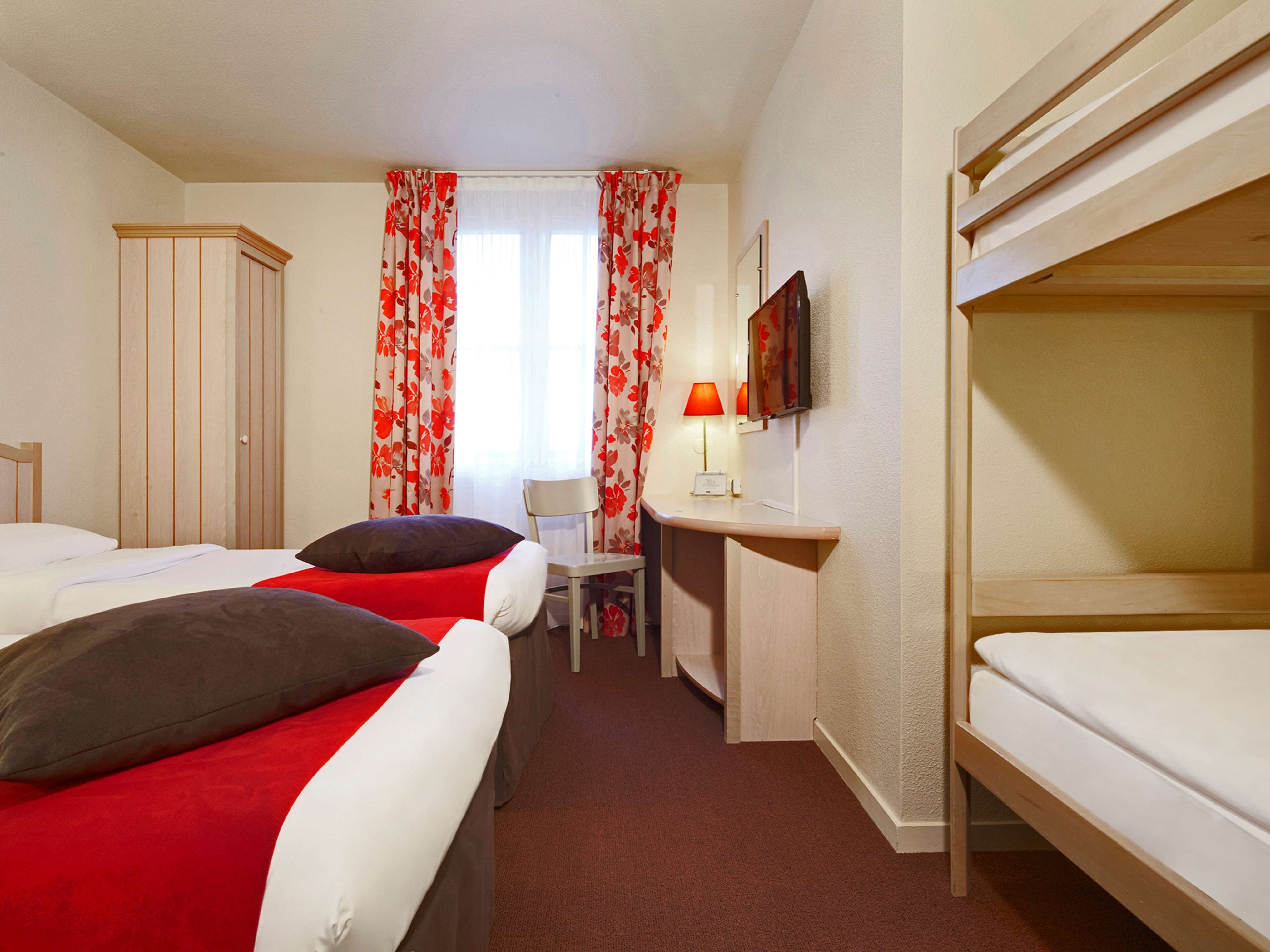 Standard Room - 2 Single Beds 2 Bunkbeds | Caja de seguridad en la habitación, escritorio y cortinas blackout 