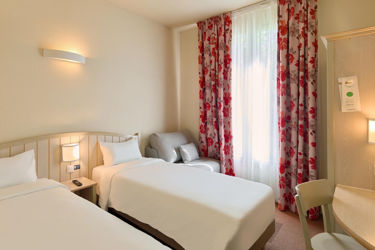 Standard Room - 2 Single Beds 1 Sofa Bed | Safe på rommet, skrivebord, blendingsgardiner og barnesenger (inkludert)