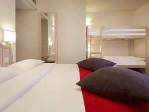Standard Room - 1 Double Bed 2 Bunkbeds | Coffres-forts dans les chambres, bureau, rideaux occultants