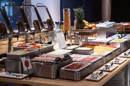 Desayuno buffet diario (EUR 16 por persona). Catalonia Sabadell