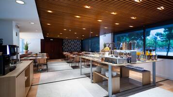 Petit déjeuner buffet (16 EUR par personne)