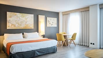 1 dormitorio, minibar, caja fuerte y escritorio