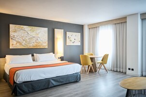 Minibar, caja fuerte, escritorio y sistema de insonorización