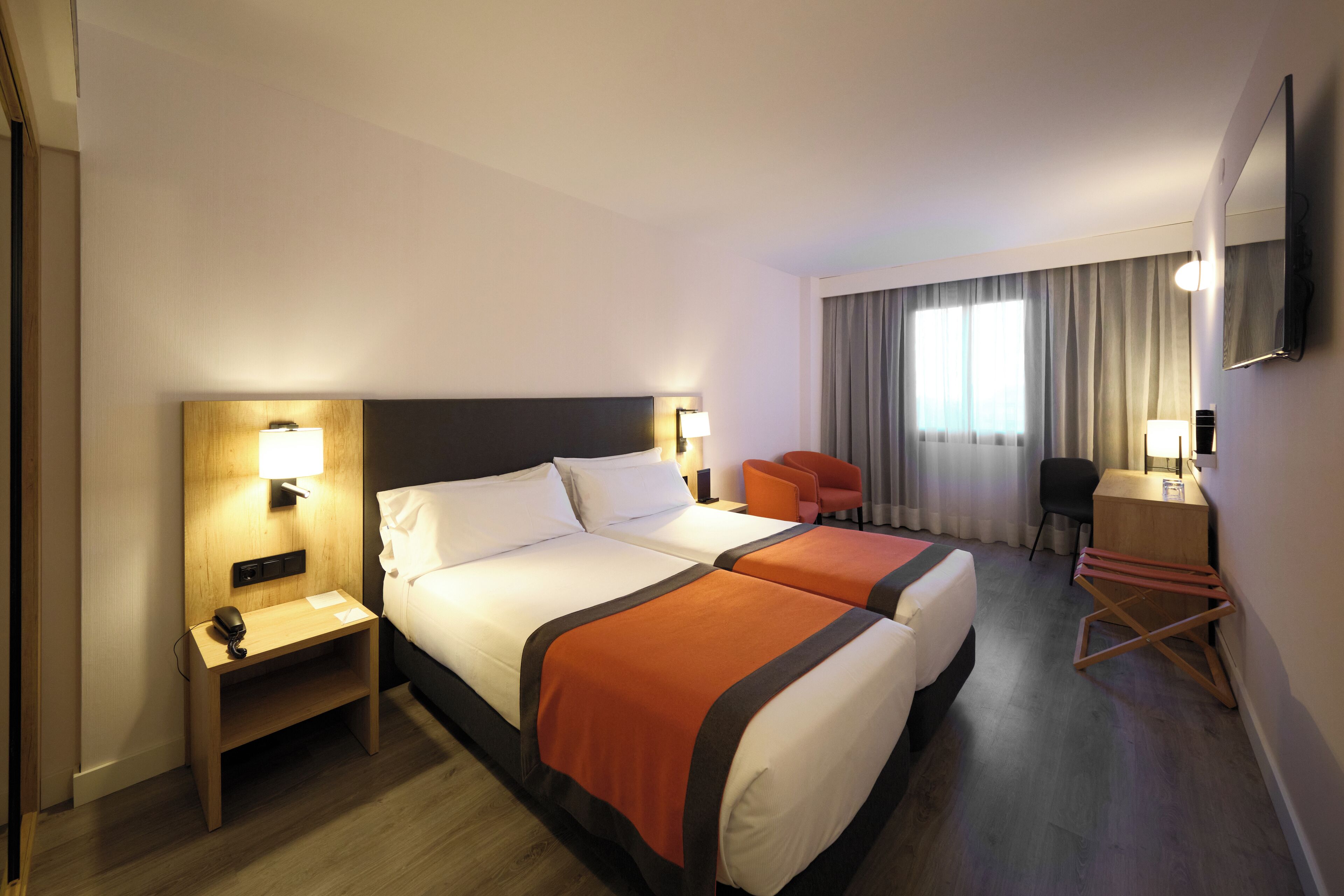 Minibar, coffres-forts dans les chambres, bureau, chambres insonorisées