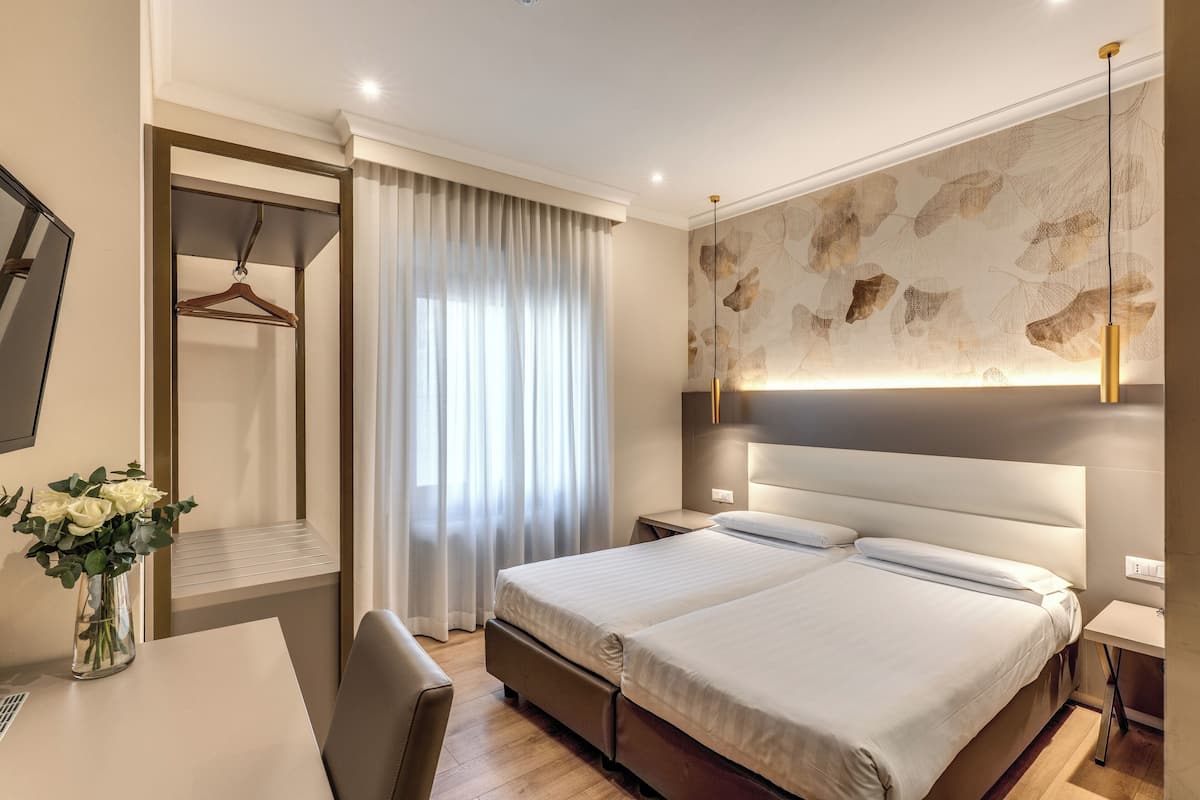 Superior Double Room | Een minibar, een kluis op de kamer, een bureau