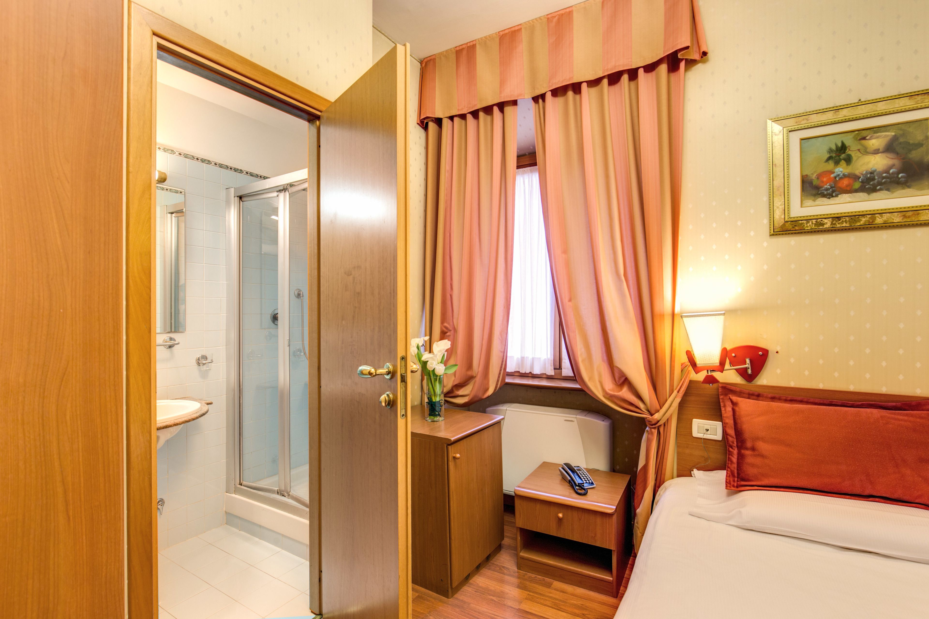 single room | 1 bedroom, minibar, in-room safe, desk