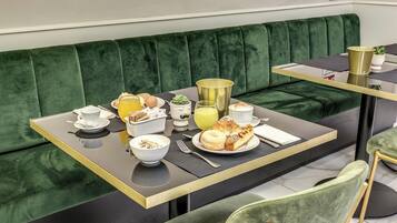 Petit déjeuner continental (10 EUR par personne)