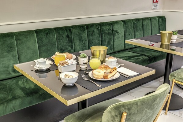 Tägliches kontinentales Frühstück (10 EUR pro Person)