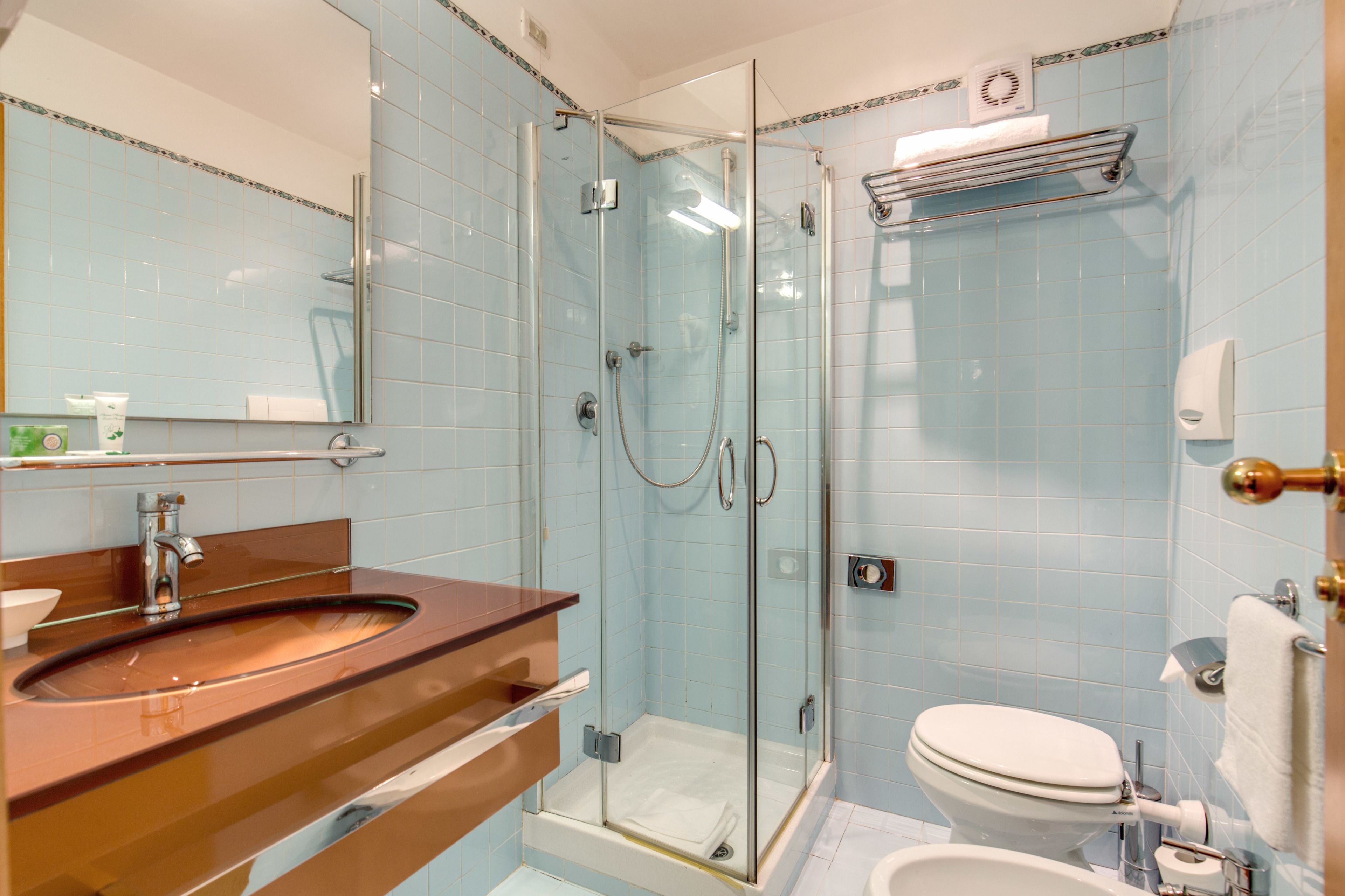 single room | bathroom | shower, free toiletries, hair dryer, bidet