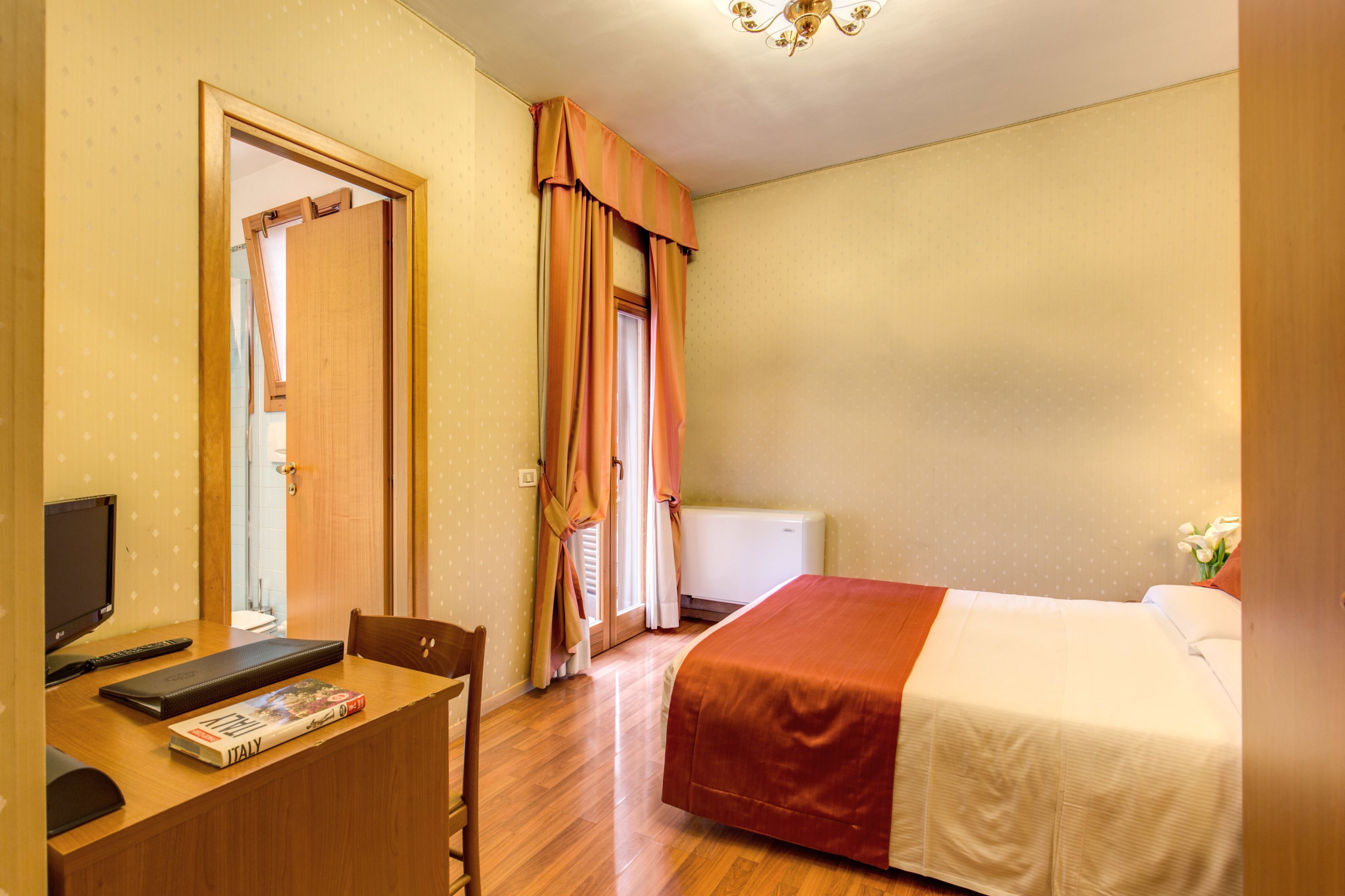 double or twin room | 1 bedroom, minibar, in-room safe, desk