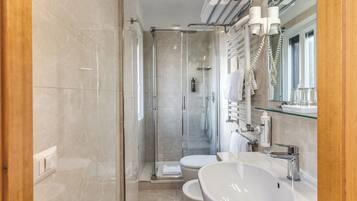 Shower, free toiletries, hair dryer, bidet