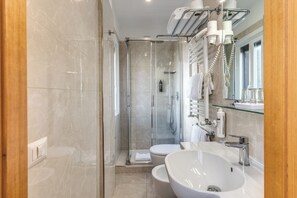 Dusche, kostenlose Toilettenartikel, Haartrockner, Bidet