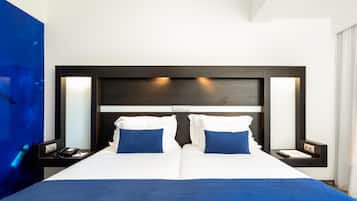 Family Room (Standard) | 1 bedroom, minibar, in-room safe, desk