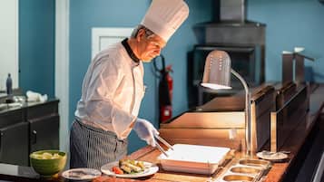 Aamiainen, lounas ja illallinen; paikallinen ja kansainvälinen keittiö