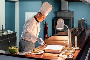 Aperto a colazione, pranzo e cena, cucina locale e internazionale