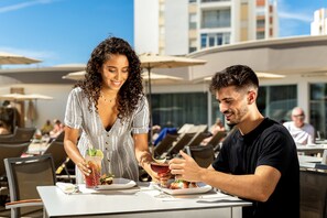 Se sirven desayunos, almuerzos, cenas y cocina local e internacional 