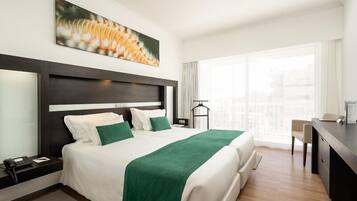 Habitación superior con 1 cama matrimonial o 2 individuales, balcón, vista parcial al mar | Ropa de cama hipoalergénica y minibar