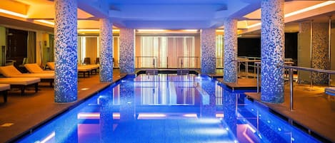 Piscine intérieure, piscine extérieure, 9 h à  19 h, parasols