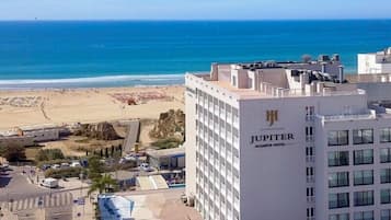 Playa en los alrededores y playa de arena blanca