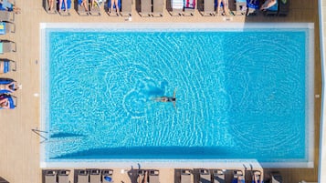 Indendørs pool, udendørs pool, parasoller, liggestole