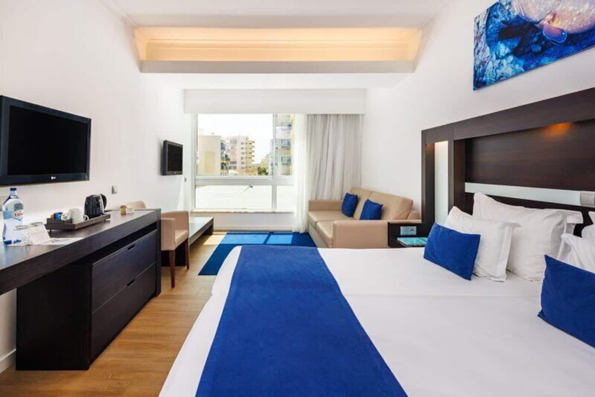 Family Room (Standard) | Hypo-allergenic bedding available, minibar, in-room safe, desk