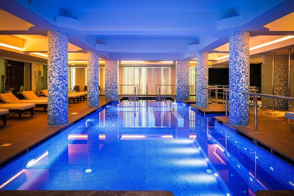 Indendørs pool, udendørs pool, parasoller, liggestole