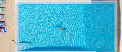 Inomhuspool, utomhuspool, parasoller och solstolar