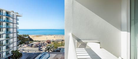 Superior Double or Twin Room, Partial Sea View | 1 bedroom, minibar, in-room safe, desk