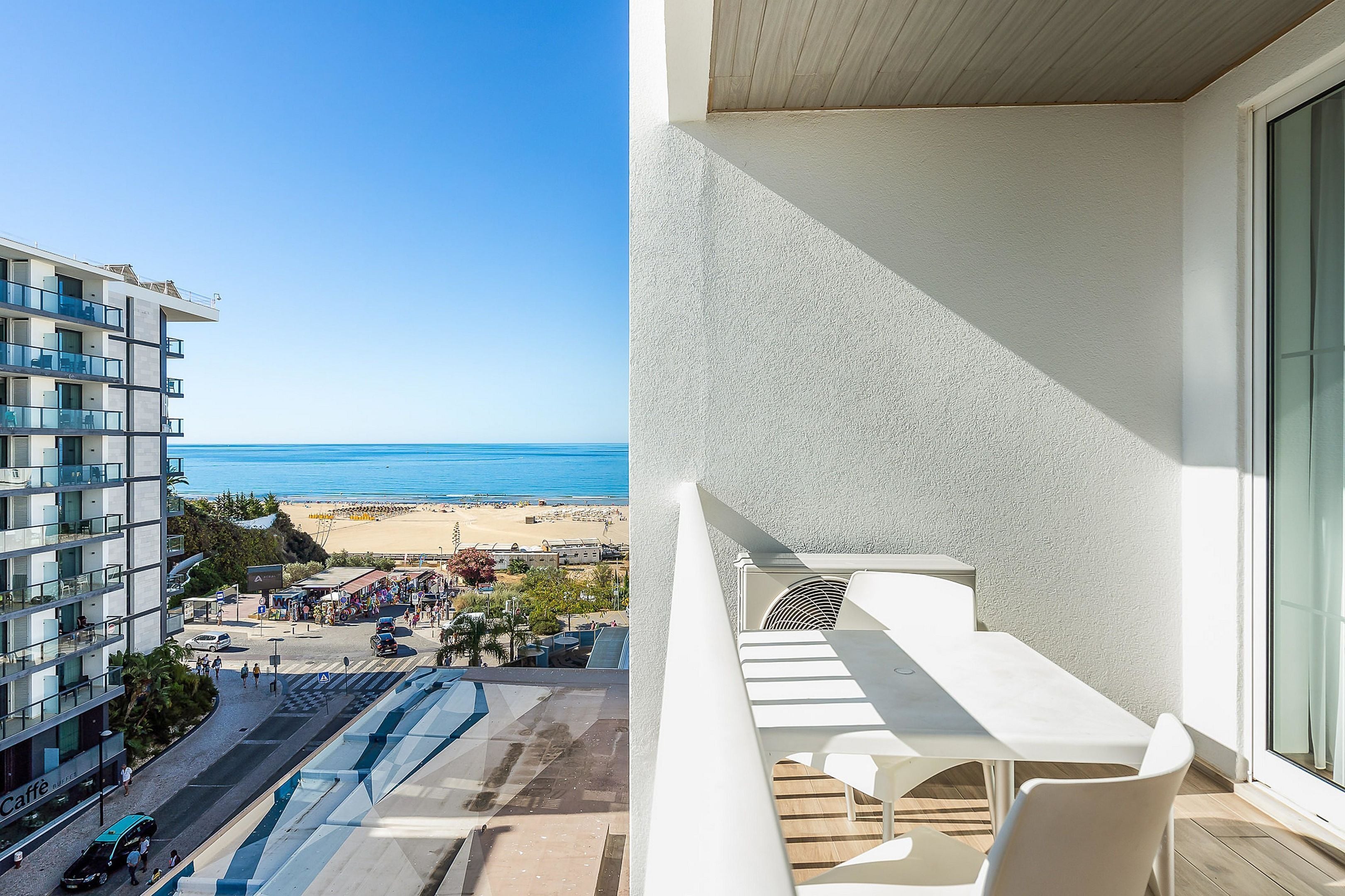 Chambre Supérieure Double ou avec lits jumeaux, balcon, vue partielle sur la mer | Vue de la chambre