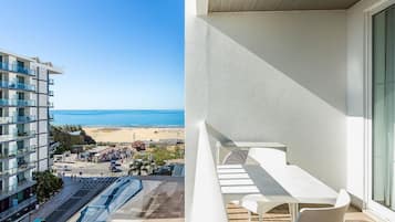 Chambre Supérieure Double ou avec lits jumeaux, balcon, vue partielle sur la mer | Vue de la chambre