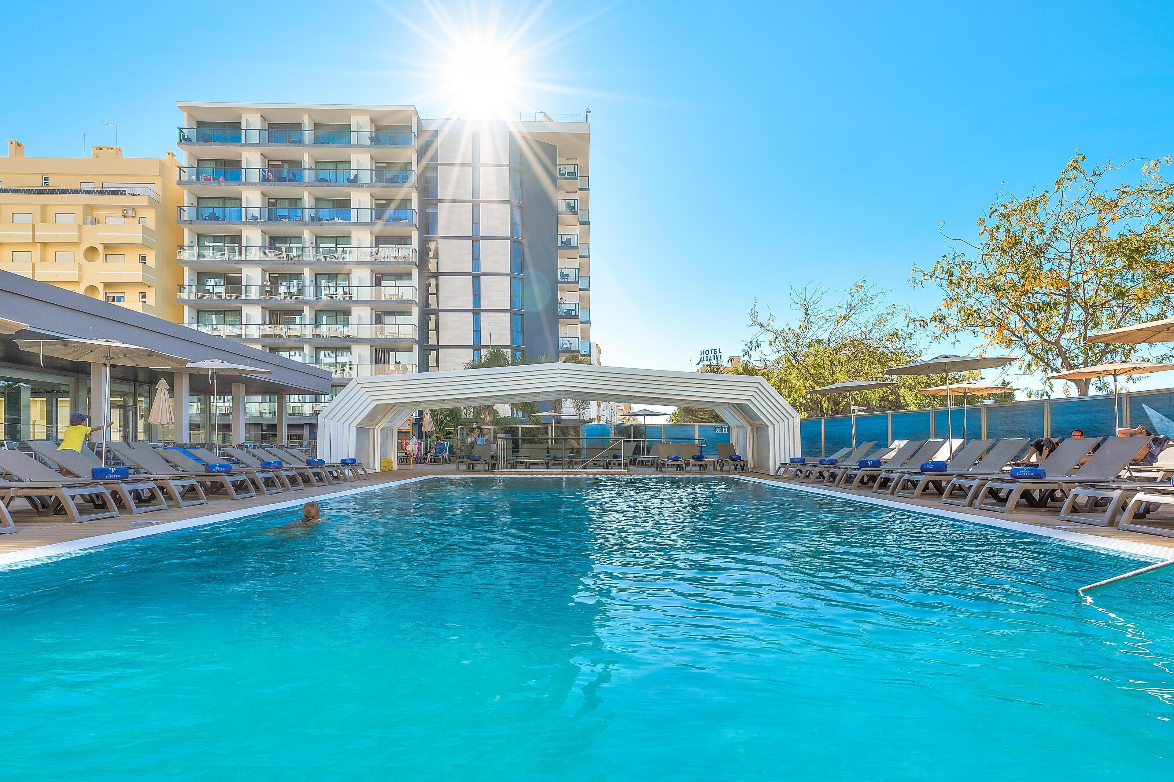 من حمّامات السباحة المغطاة، حمّام سباحة خارجي، مظلات على حمّام السباحة