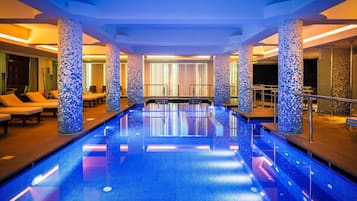 Indendørs pool, udendørs pool, parasoller, liggestole