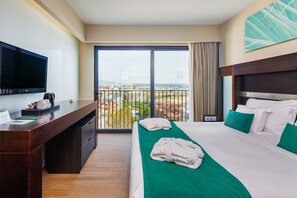 Minibar, in-room safe, desk, laptop workspace - Jupiter Algarve Hotel - Beach & Spa (Portimão)