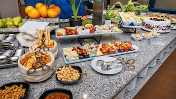 Menyajikan hidangan lokal dan internasional