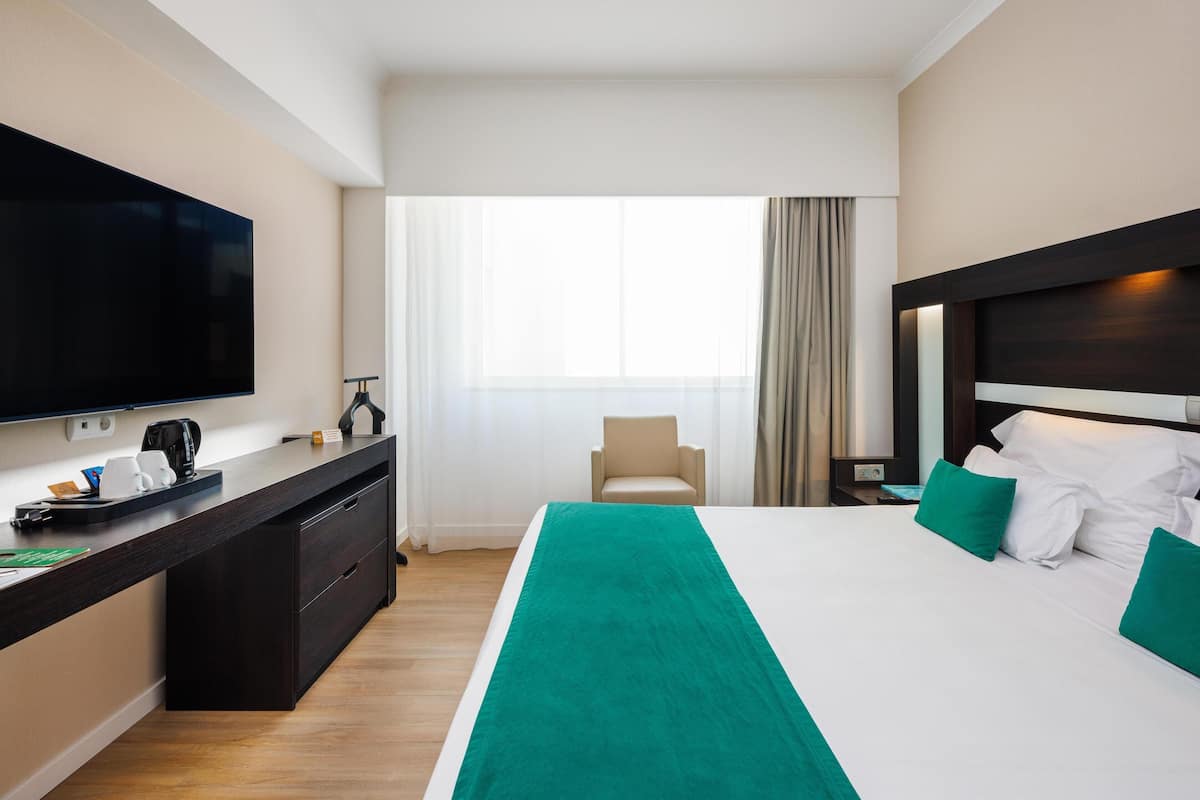 Habitación estándar con 1 cama matrimonial o 2 individuales | 1 habitación, minibar, caja de seguridad en la habitación y escritorio
