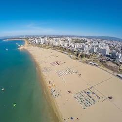 Playa en los alrededores y playa de arena blanca
