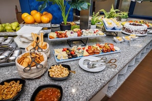 Der serveres morgenmad, frokost og lokale og internationale retter