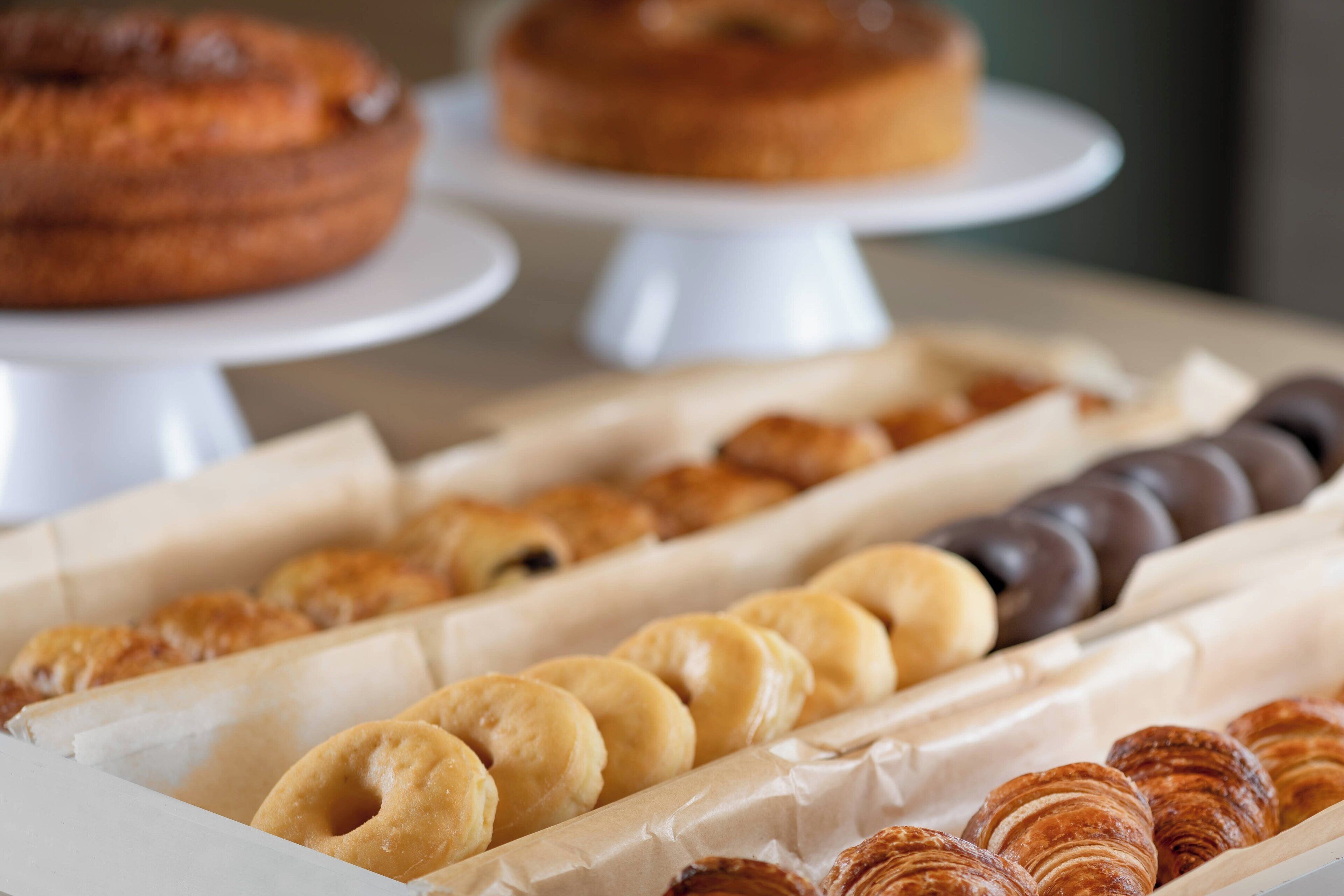 Une variété de pâtisseries présentées dans une boulangerie.