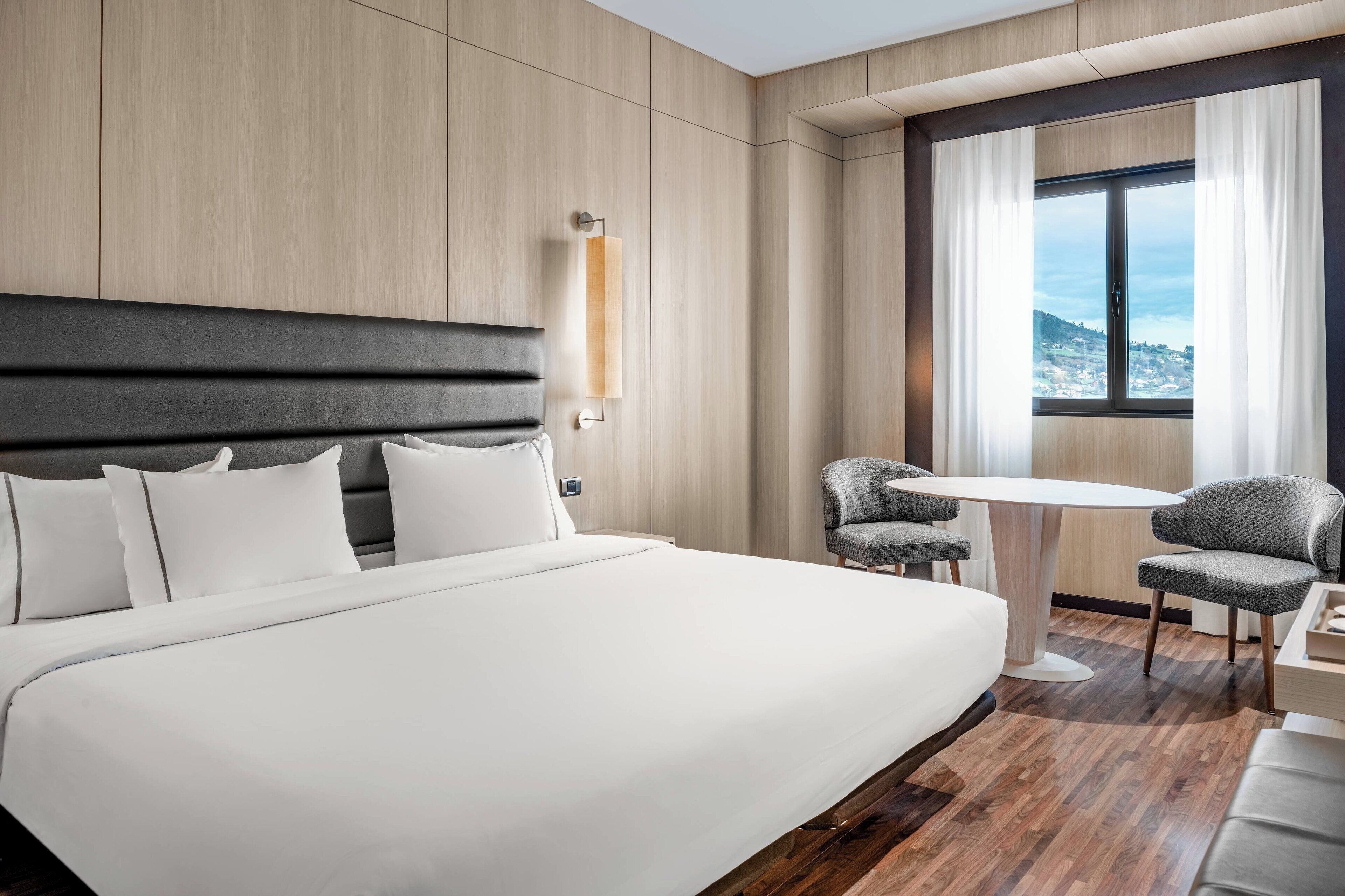 1 bedroom, hypo-allergenic bedding, minibar, in-room safe