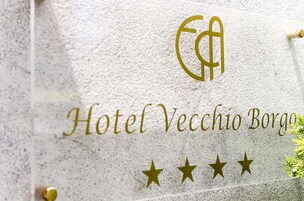 Segnaletica per Hotel Vecchio Borgo con logo e valutazione a quattro stelle.